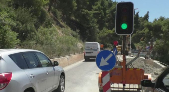 Vlore-Orikum bllokon turistet. â€œSalillariâ€ vijon punimet, kaos ne trafik